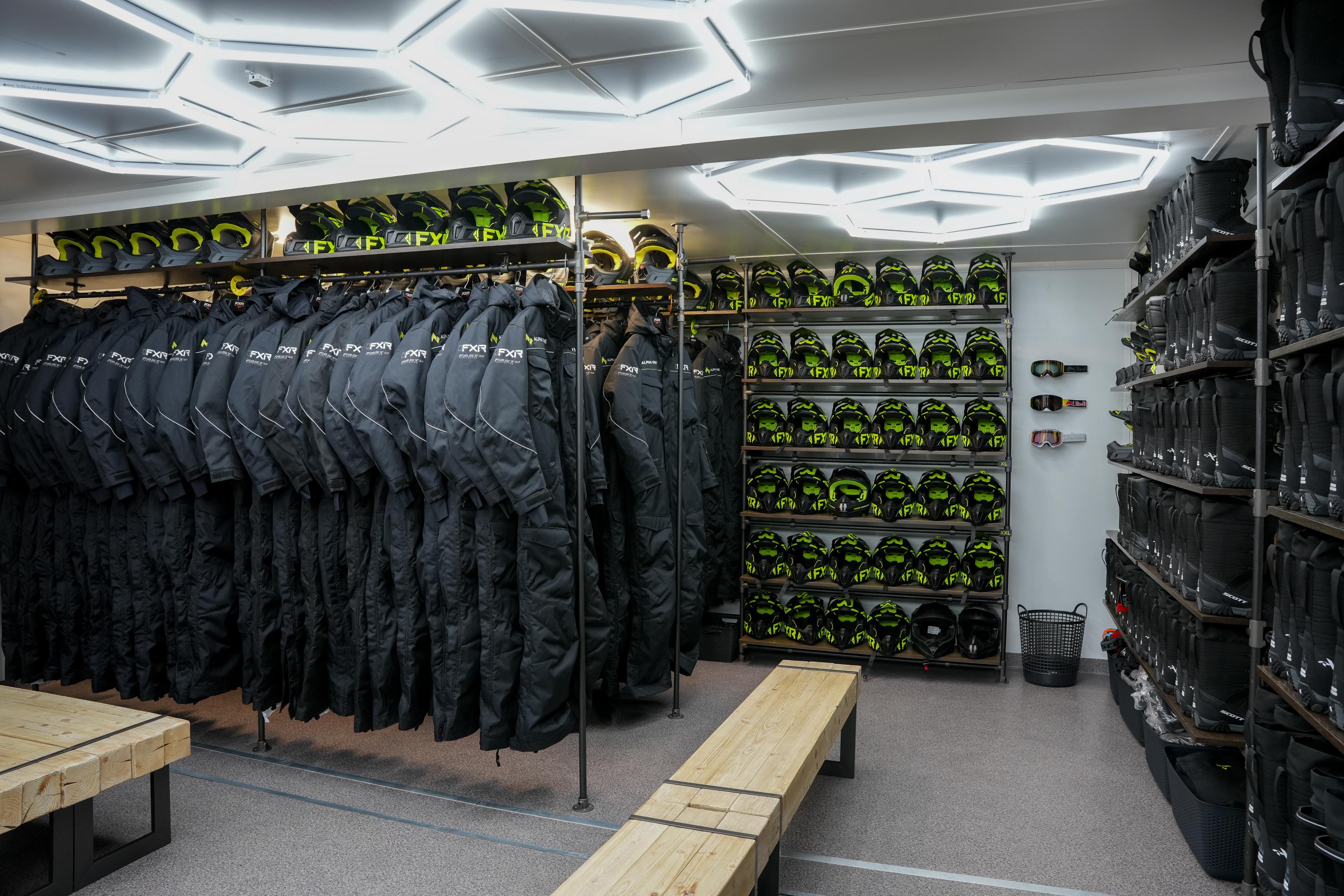 Adventure Lapland: RackBuddy builds changing room at -20°C