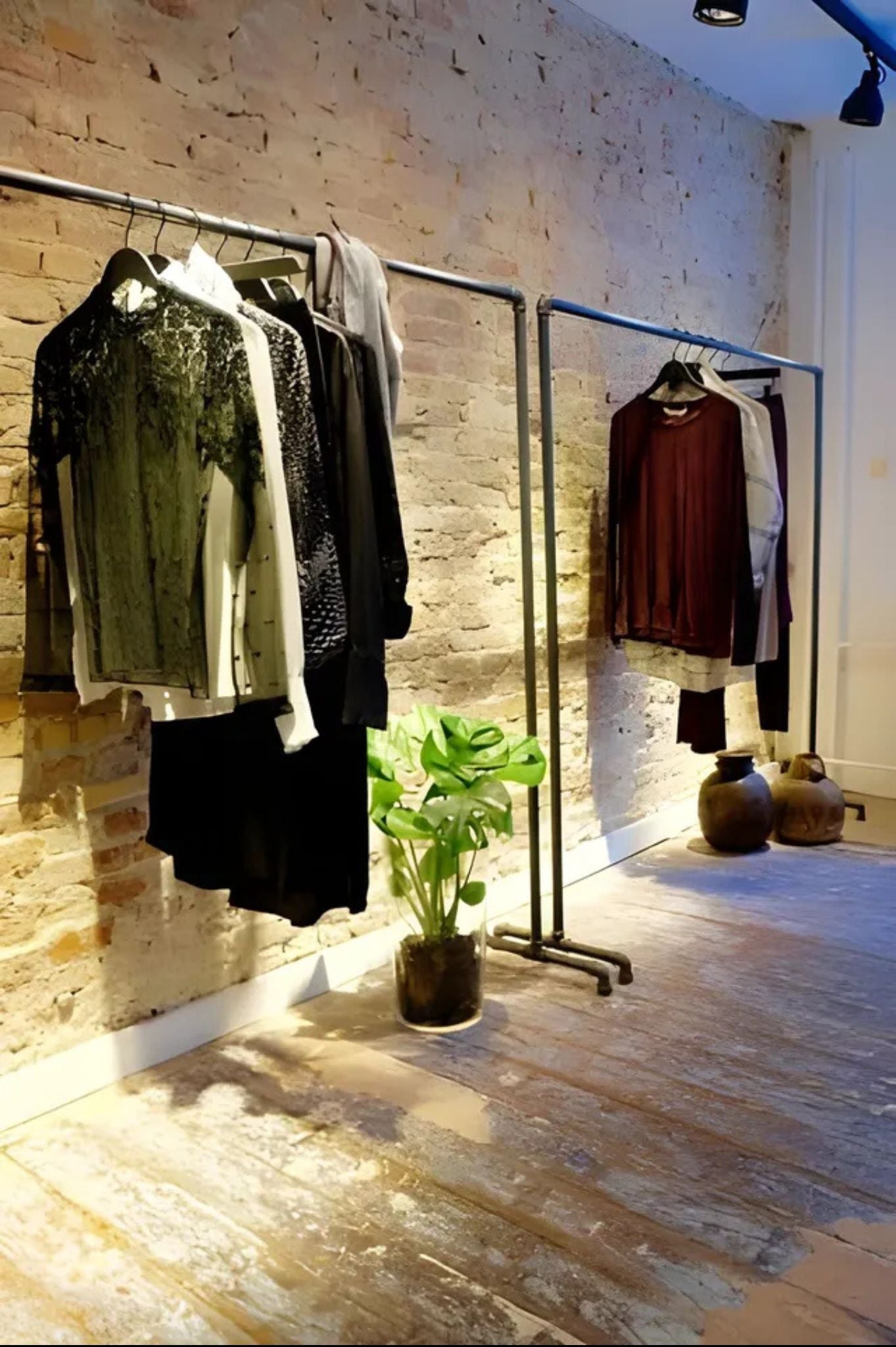 Industrial look for your showroom - clothes rack by RackBuddy