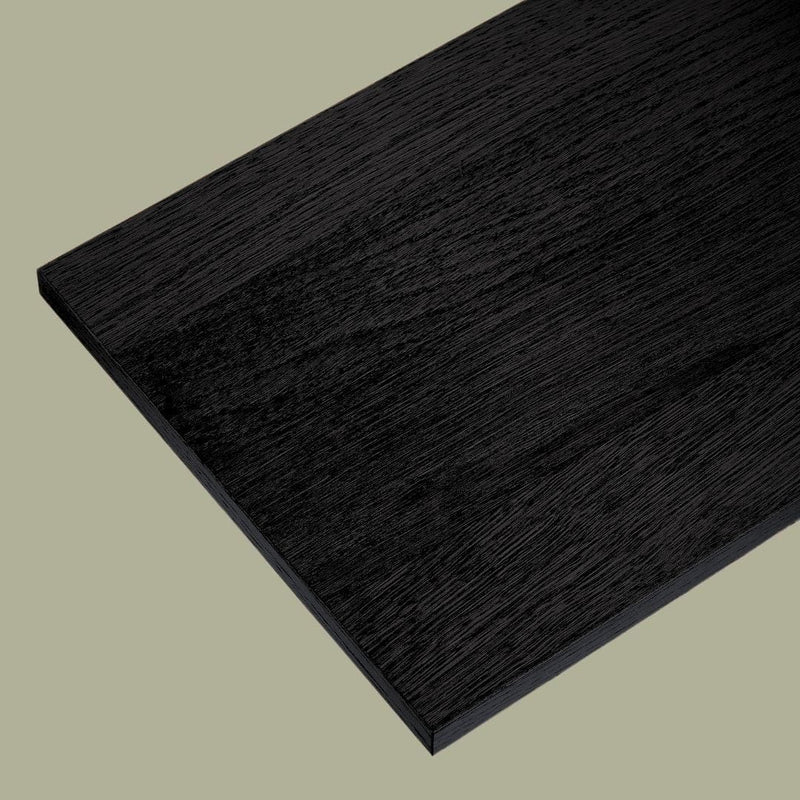 Schwarzes Holzregaldetail der Original Cullen - Kleiderstange mit Regal für die Wand vor schlichtem Hintergrund