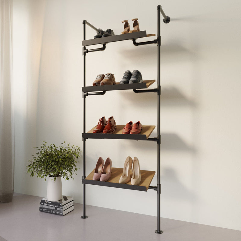 Regalschiene für Wein, Bücher und Schuhe aus Metallrohren und Holzplatten zur stilvollen Schuhaufbewahrung im Raum
