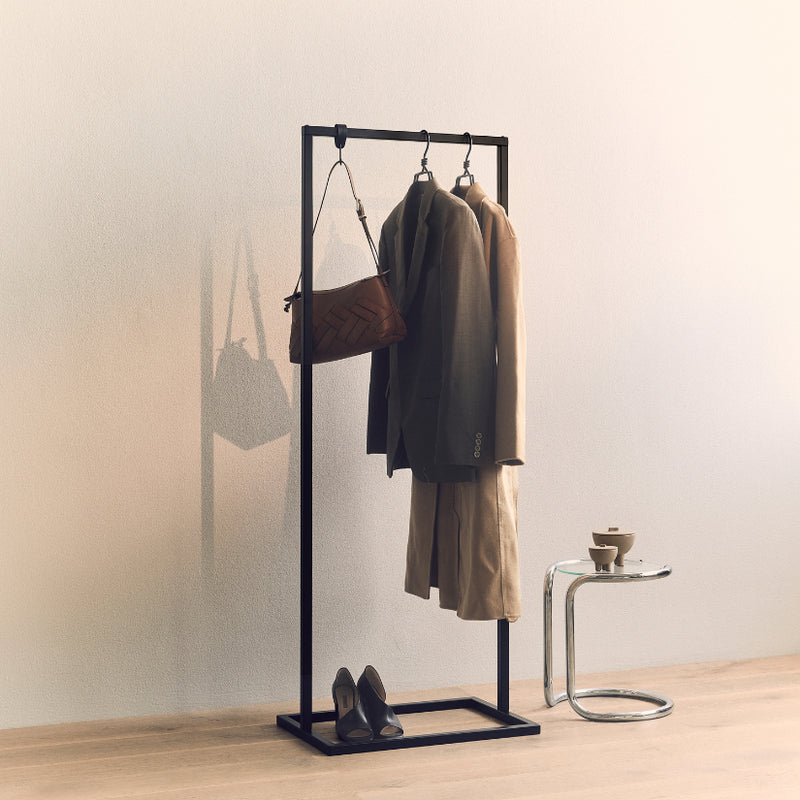 Frame Little Jackson - Black clothes rack with a square bottom