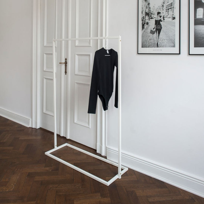 Free standing geometrical clothes rack for entrance or open wardrobe system