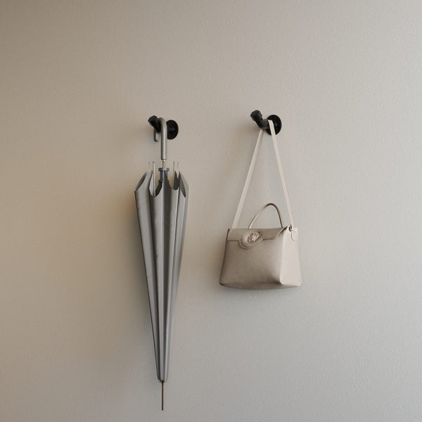 Original Paw - Kleiderhaken aus schwarzem Metall an Wand, genutzt zum Aufhängen von Tasche und Regenschirm zur platzsparenden Ordnung