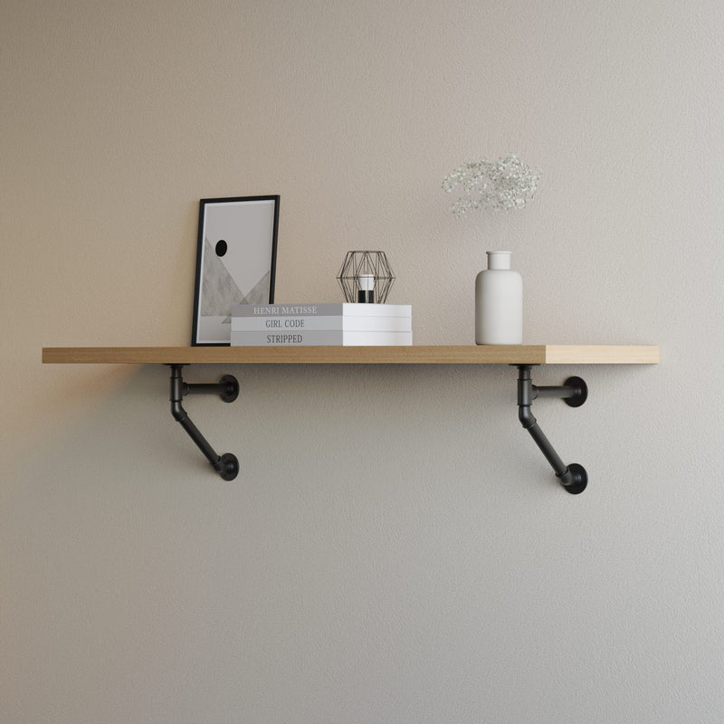 Holzregal mit schwarzem Metallgestell an heller Wand, dekoriert mit Buch, Rahmen, Dekoobjekt und weißer Vase mit Blütenzweig