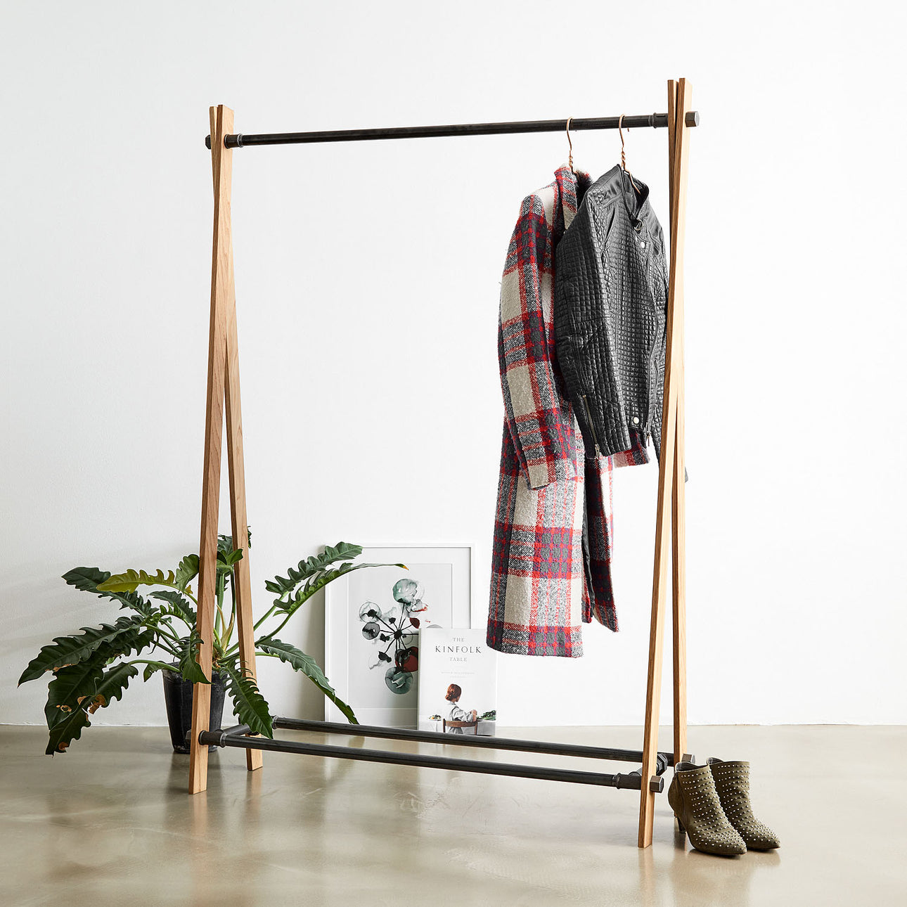 Clothes rack in classic oak and iron - RackBuddy Odin